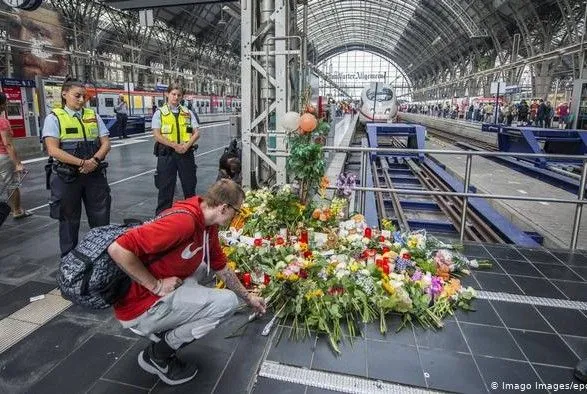 Злоумышленника, столкнувшего 8-летнего ребенка и мать под поезд в ФРГ, разыскивала полиция Швейцарии
