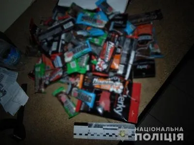 Студент украл из столичного супермаркета энергетических батончиков на 2 тыс. гривен