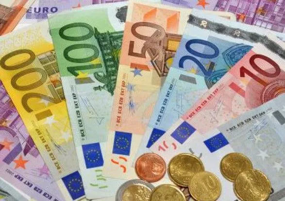 Курс євро опустився нижче 28 гривень