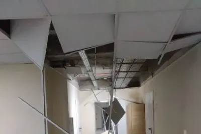 В Сумской области в только что отремонтированной больнице обвалился потолок