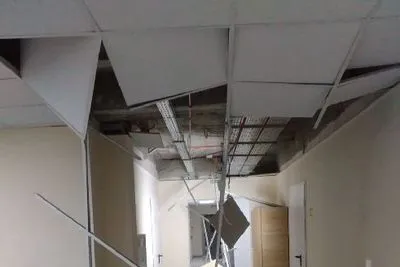 На Сумщині в щойно відремонтованій лікарні обвалилася стеля