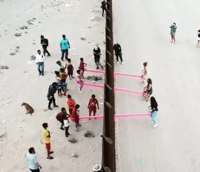 На кордоні США та Мексики встановили рожеві гойдалки
