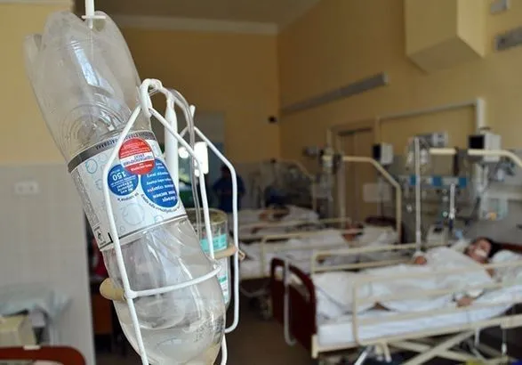 Після харчового отруєння на Дніпропетровщині в лікарні залишаються 23 людини