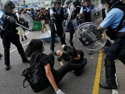 Полиция Гонконга выдвинула обвинения 44 участникам уличных беспорядков