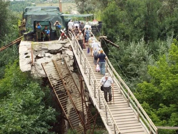 Боевики не пустили саперов ГСЧС на другую сторону моста в Станице Луганской