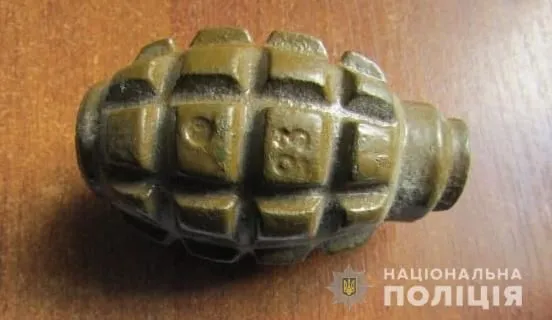 na-kiyivschini-cholovik-pogrozhuvav-druzhini-granatoyu-pid-chas-svarki