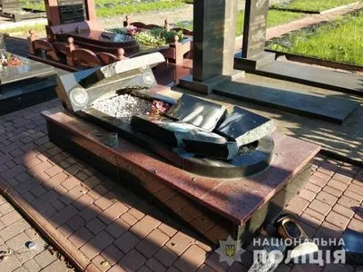 В Житомирской области разрушили могилы бойцов АТО
