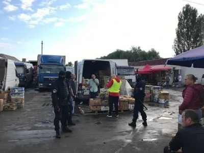 На ринку в Києві затримали 59 мігрантів