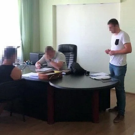 На Дніпропетровщині прокурора викрили на перевищенні повноважень