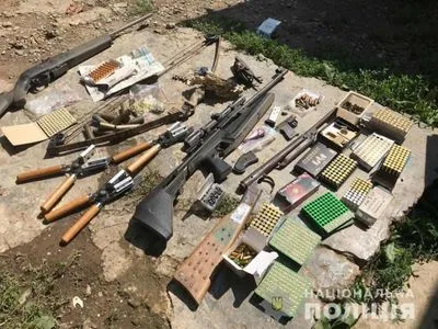 В Закарпатской области у мужчины обнаружили арсенал оружия