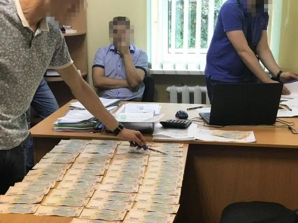 Одного из руководителей управления образования Краматорского горсовета задержали за взятку
