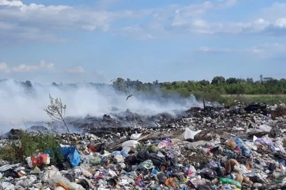 Під Полтавою вже третю добу не можуть погасити пожежу на сміттєзвалищі