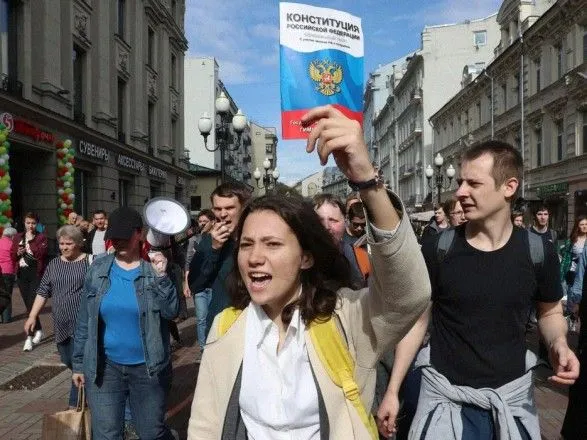 protesti-u-moskvi-zatrimano-schonaymenshe-685-osib