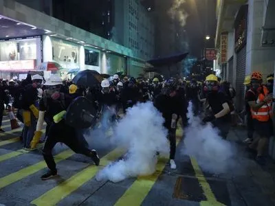 Понад 100 тисяч людей перекрили барикадами дороги у Гонконзі, тривають вуличні сутички