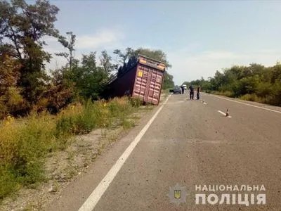 У Миколаївській області внаслідок перекидання вантажівки загинув водій