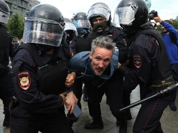 aktsiyi-protestu-u-moskvi-narazi-zatrimano-ponad-600-lyudey-politsiya-kiykami-rozganyaye-mitingariv