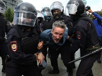 Акції протесту у Москві: наразі затримано понад 600 людей, поліція кийками розганяє мітингарів