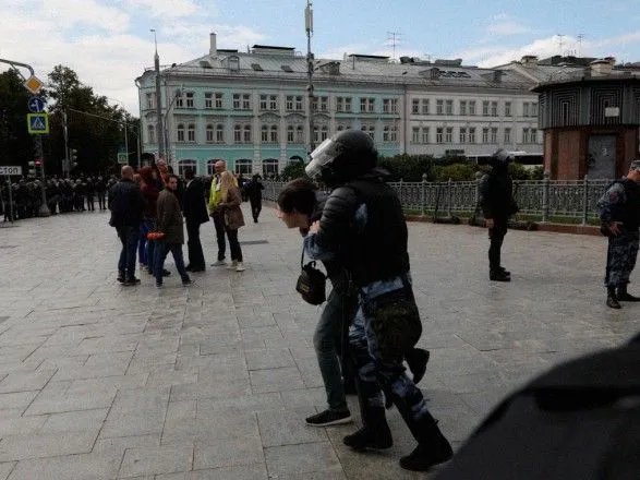 protesti-u-moskvi-politsiya-vidtisnyaye-mitinguvalnikiv-narazi-zatrimano-ponad-40-lyudey