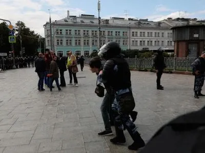 Протести у Москві: поліція відтісняє мітингувальників, наразі затримано понад 40 людей