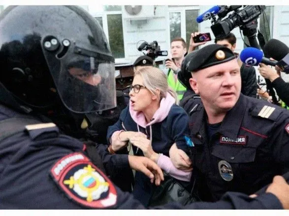 aktsiya-protestu-u-moskvi-politsiya-evakuyuvala-3-avtomobili-pidozryuyuchi-scho-voni-mogli-blokuvati-rukh