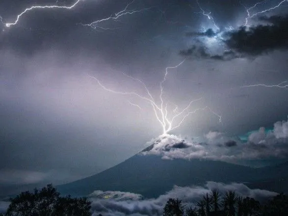 У Гватемалі фотограф зафіксував мить, коли блискавка потрапила на вершину кратера