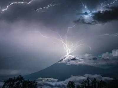 У Гватемалі фотограф зафіксував мить, коли блискавка потрапила на вершину кратера