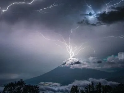 В Гватемале фотограф зафиксировал момент, когда молния попала на вершину кратера