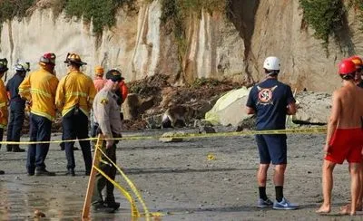 На пляже в Калифорнии обрушилась скала, погибли три человека