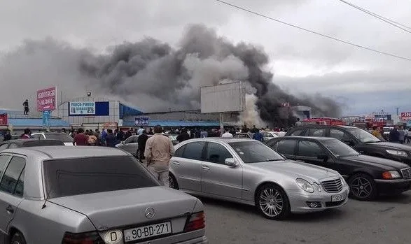 В торговом центре Баку произошел пожар, пострадали 7 человек