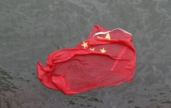 Протесты в Гонконге: активисты выкинули в воду китайский флаг