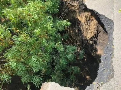 В Одесской области из-за провалов почвы перекрыли часть дороги государственного значения