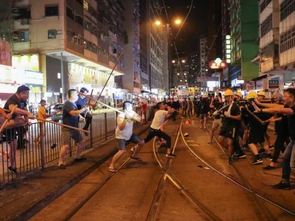 Протесты в Гонконге: между полицией и митингующими произошли новые массовые беспорядки
