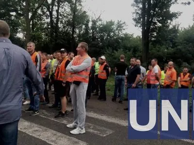 Вблизи Львова перевозчики перекрыли международную трассу