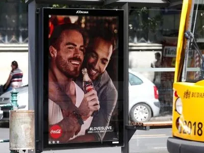 В Угорщині консерватори закликали бойкотувати Coca-Cola через ЛГБТ реклами