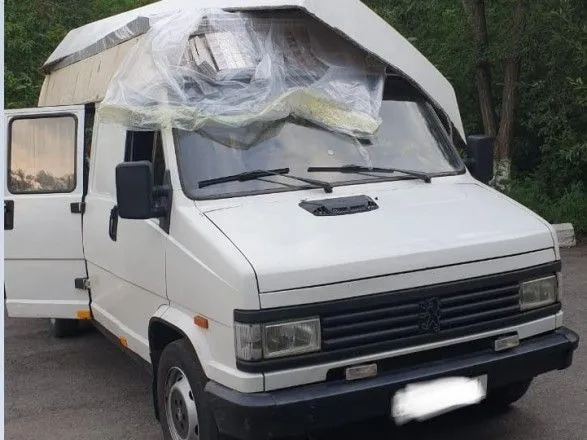 Закарпатские таможенники обнаружили почти 6 тысяч пачек сигарет в потолке автомобиля