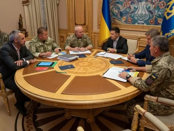 Зеленский поручил выделить квартиры семьям четырех погибших на Донбассе военных