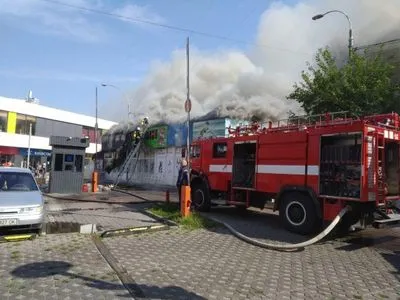 В Киеве потушили пожар у метро "Дарница"