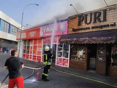 В столице загорелись павильоны рынка возле метро "Дарница"