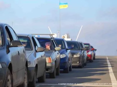 В очередях на КПВВ на Донбассе застряли 260 автомобилей