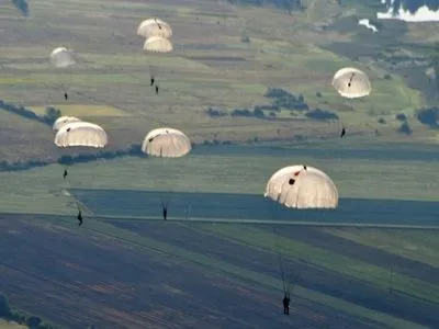 Десантники-резервісти стрибали з парашутами на Житомирщині