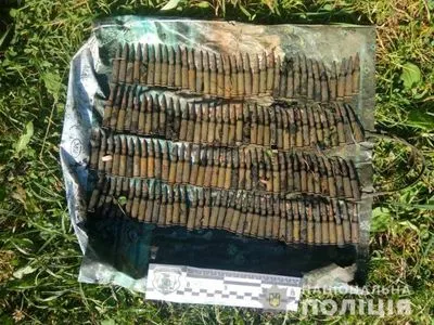 На Харківщині на березі ставка знайшли боєприпаси в пакеті