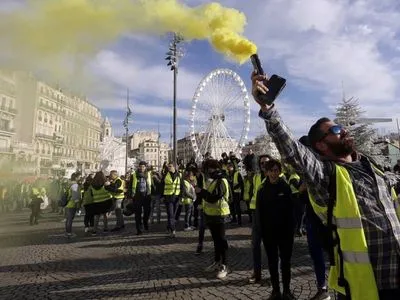 Лише кілька сотень “жовтих жилетів” взяли участь у черговій акції протесту в Парижі