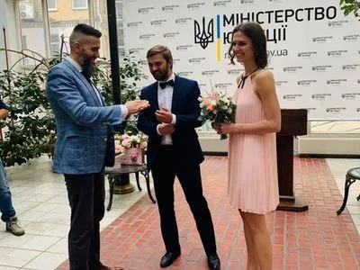 Нефедов "протестировал" услугу "Брак за сутки"