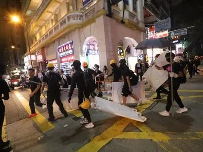 В Гонконге вновь начались столкновения между протестующими и силовиками