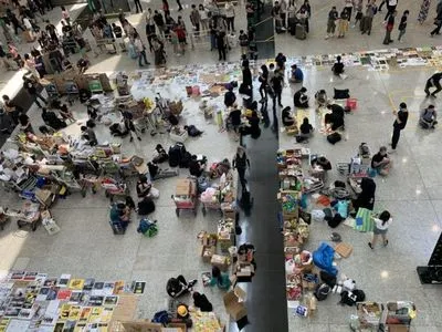 Протесты в Гонконге: флэш-моб в аэропорту продолжается третий день