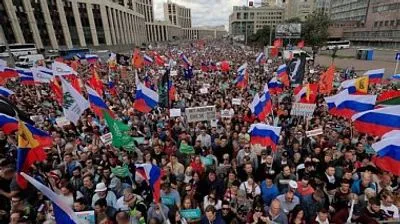 На масових гуляннях після мітингу в Москві затримали майже 250 осіб — ЗМІ