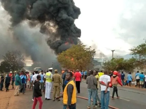 В Танзанії на дорозі вибухнув бензовоз: загинуло понад 60 осіб, 70 постраждалих