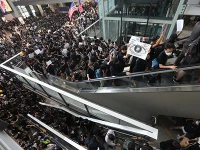 Беспорядки в Гонконге: аэропорт частично разблокирован, столкновения продолжаются