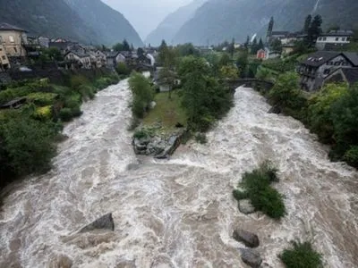 Мужчина и 6-летняя девочка пропали после наводнения в Швейцарии