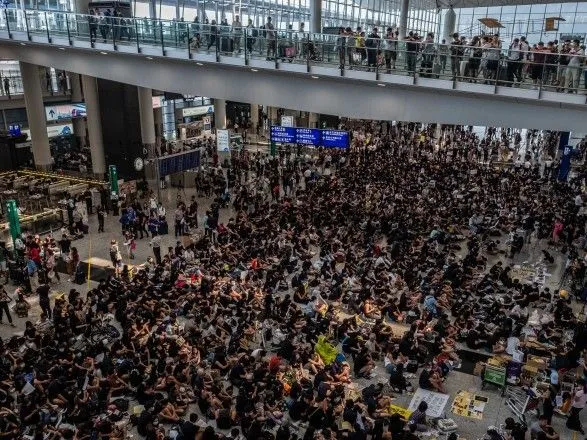 Аэропорт Гонконга отменил полеты из-за протестов